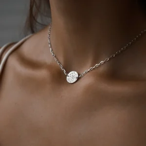 Серебряное колье-чокер с битым медальоном